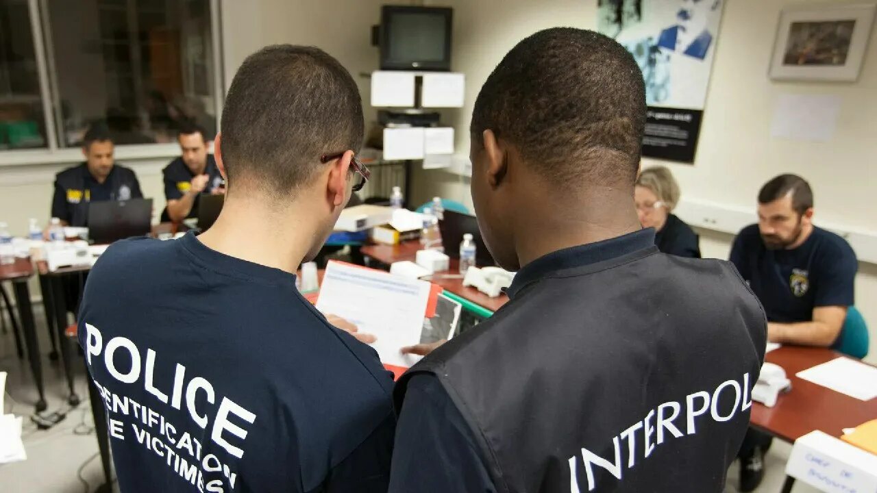 Международная полиция интерпол. Interpol полиция. интерпол форма. интрепель.