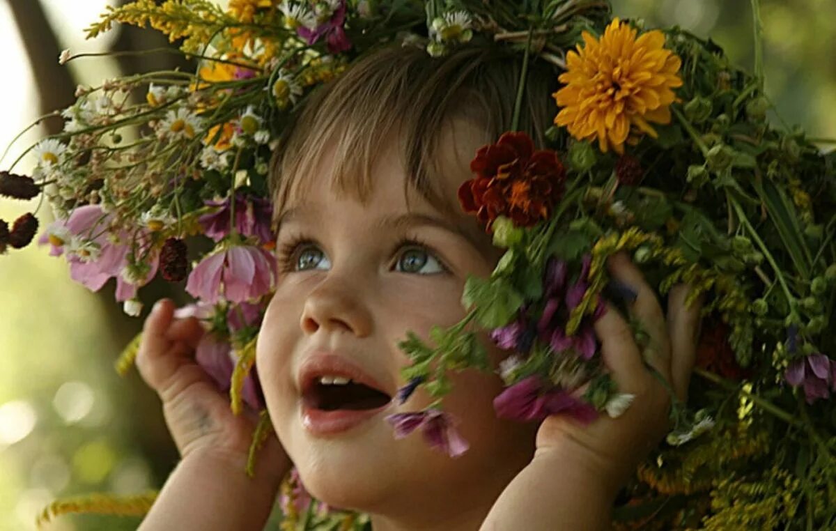 Добрым жить на свете веселее. Дети с цветами. Дети радость жизни. Цветы для детей. Девочка с цветами.