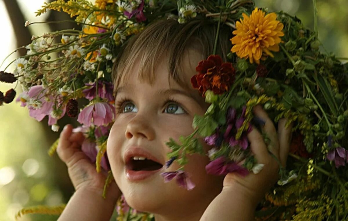 Дети на море девочки. Искренне радоваться жизни. Способность радоваться жизни. Счастливая девочка. Солнце радость.