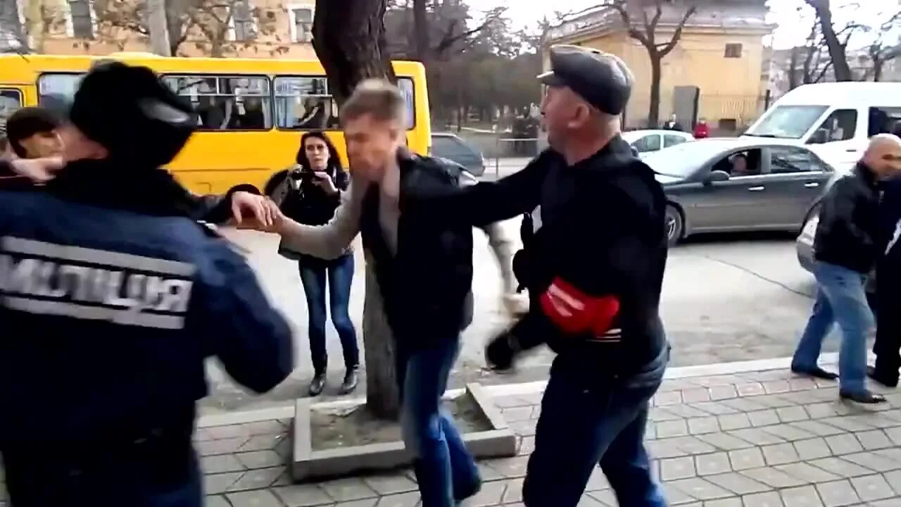 Худой боксер. Получил по морде видео. Получил по морде видео. Драка на дороге с битой. Ляшко получил.
