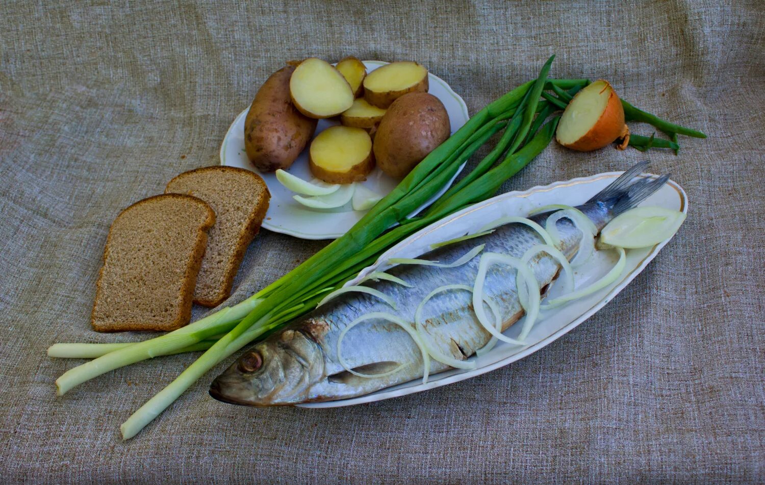 Как сделать лук для селедки. Селедка. селёдка с картошкой и луком. селедочка с картошечкой. картофель с селедкой.