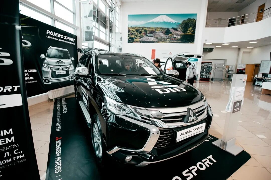 Паджеро спорт дилер. Мицубиси в автосалоне. Автосалон Mitsubishi. Mitsubishi дилер.