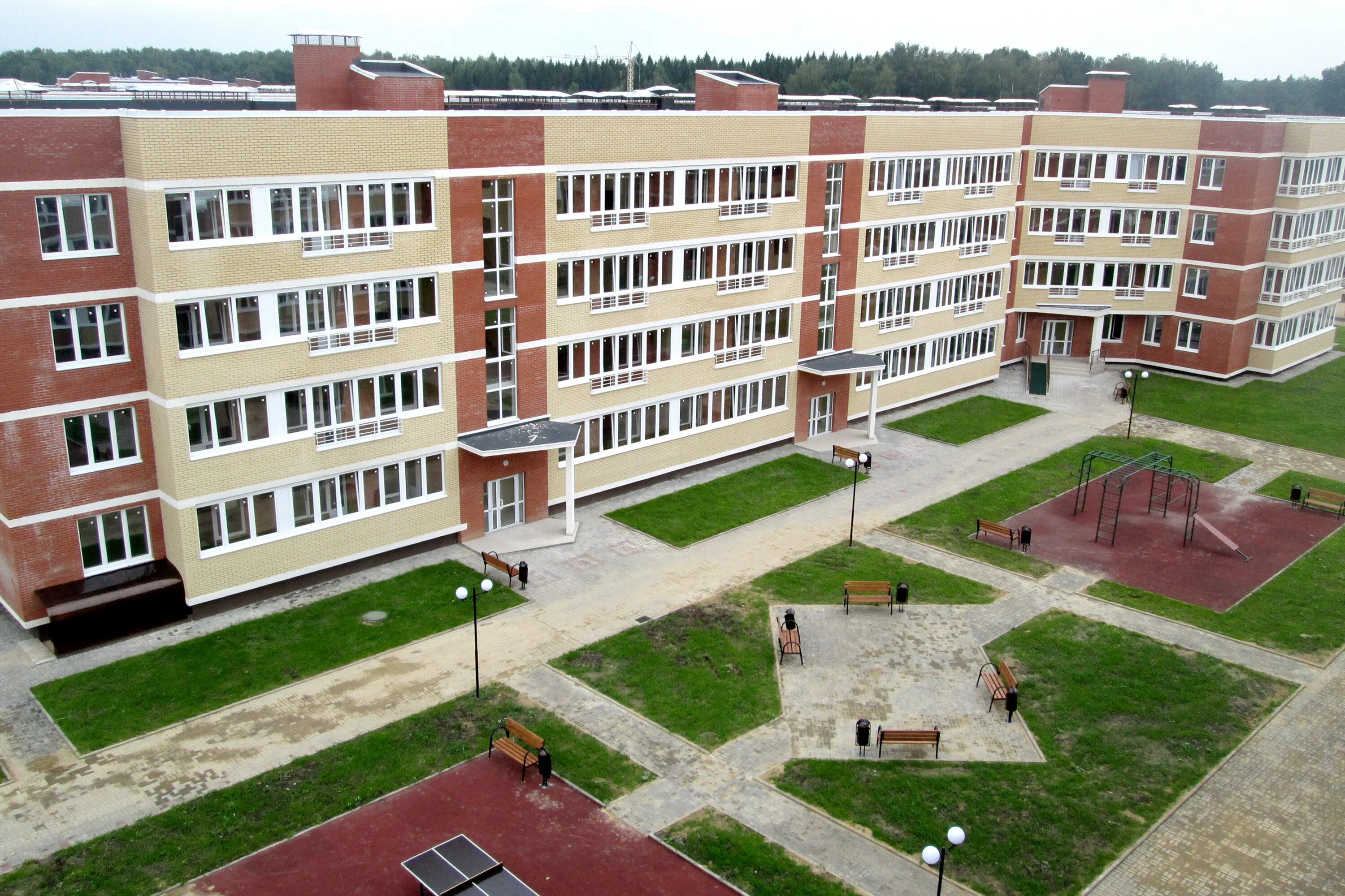 Маленькие жк. Малоэтажные многоквартирные дома. Жк малая истра. Жк малая истра фото сверху. Жк истра дом.