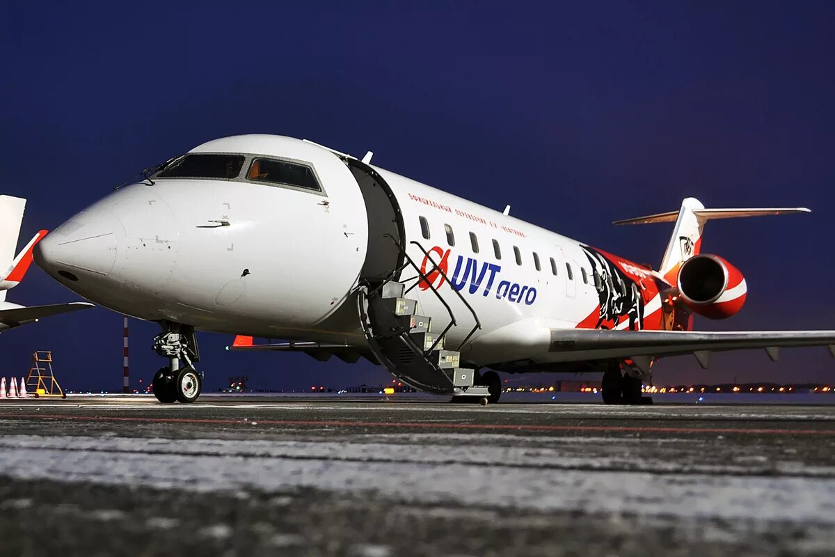 Bombardier crj200. Бомбардир CRJ 200. Bombardier crj200 ЮВТ. Самолет Бомбардье CRJ. Самолет canadair crj 200