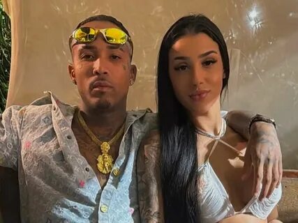 Bia Miranda grava vídeo de Gato Preto depilando sua região íntima.