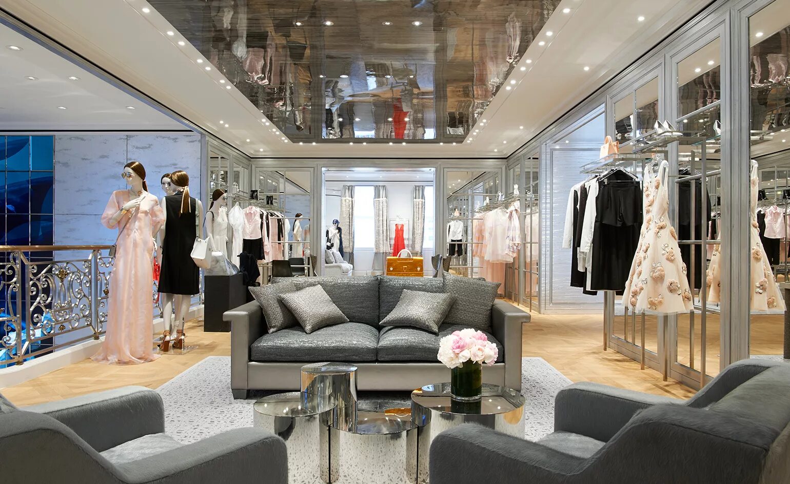 витрина chanel 2021. бутик гуччи. интерьер магазина одежды. бутик мужской одежды. гум магазин chanel.