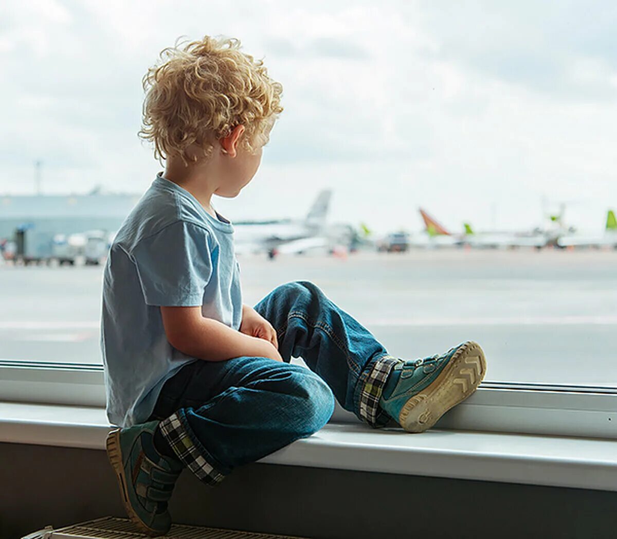 Белый мальчик. Белобрысый мальчик. Ждем мальчика. Waiting boy. Мальчик ждал на остановке.