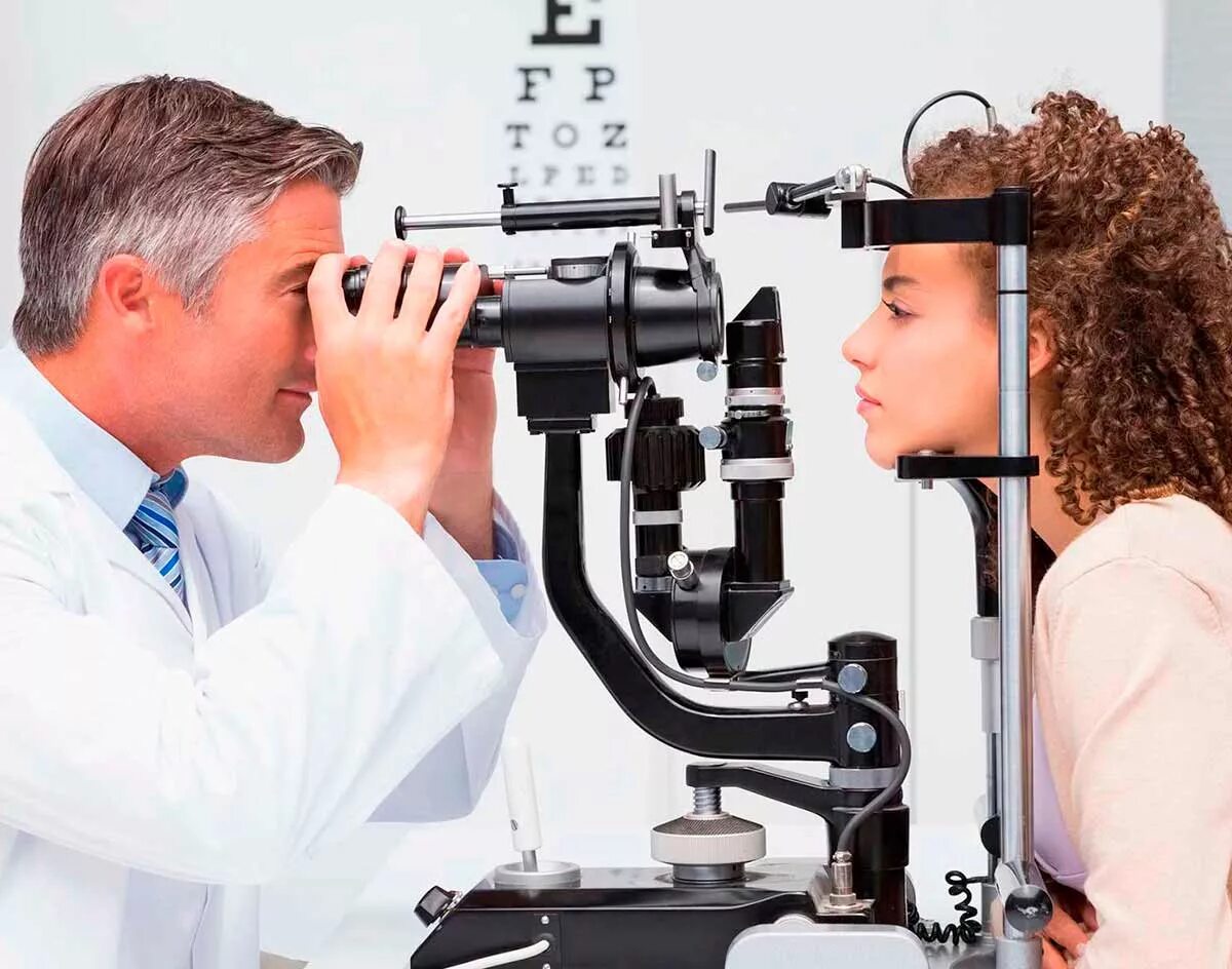 Оптометрист кто это. Обследование зрения. Прием офтальмолога. Обследование у офтальмолога. Человек у офтальмолога.