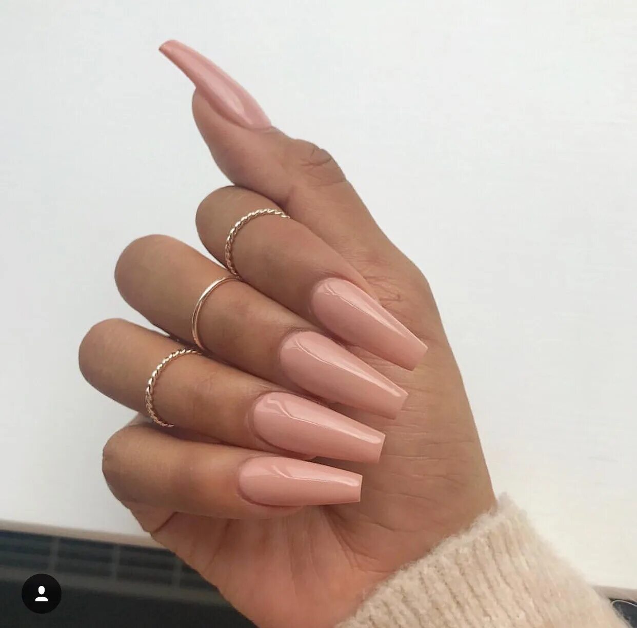 Маникюр нюд длинные. Матовый нюд миндаль 2. Бежевые длинные ногти. Ногти нюд миндаль 2020. Бежевые длинные ногти.