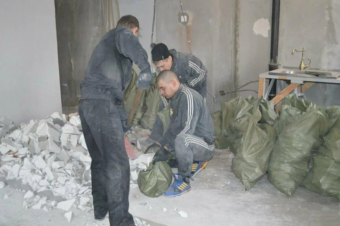 Ищу работа демонтаж. Подсобники каменщиков. Грузчики на стройку. Разнорабочий на стройку. Бригада рабочих.