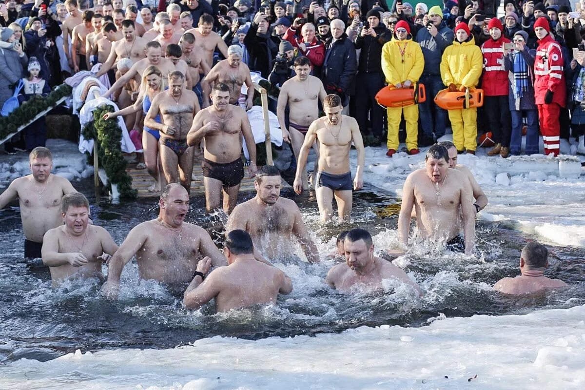 Водохреща 2021. Крещенские купания. Крещение поворотом. Почему в крещение холодно. Почему в крещение холодно.