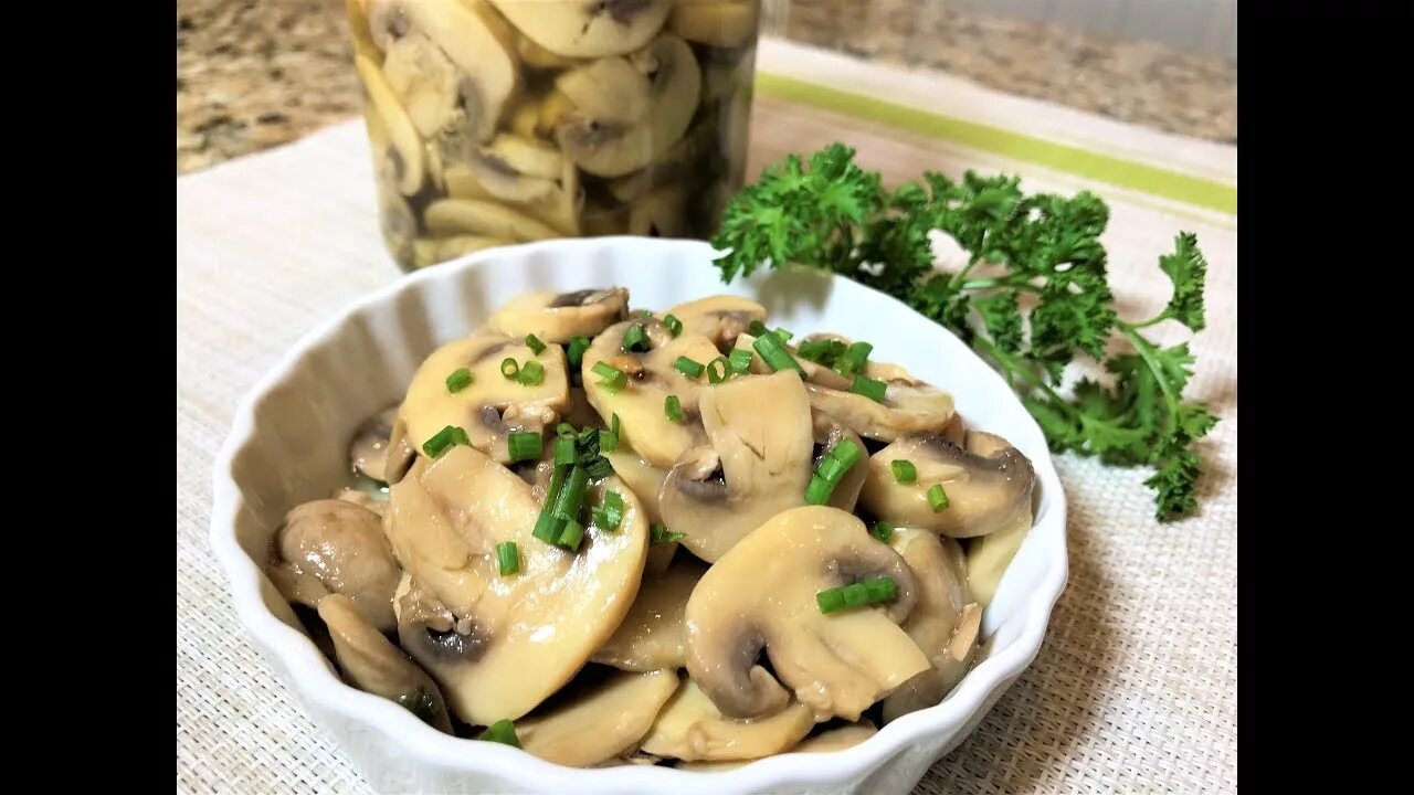 Маринованные грибы кухня наизнанку рецепты. Маринованные шампиньоны со сметаной.