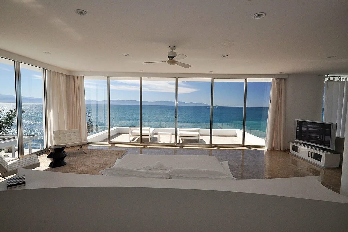 видовая квартира с видом на море. вилла с панорамными окнами. домик у моря. терраса у моря. интерьер с видом на море.