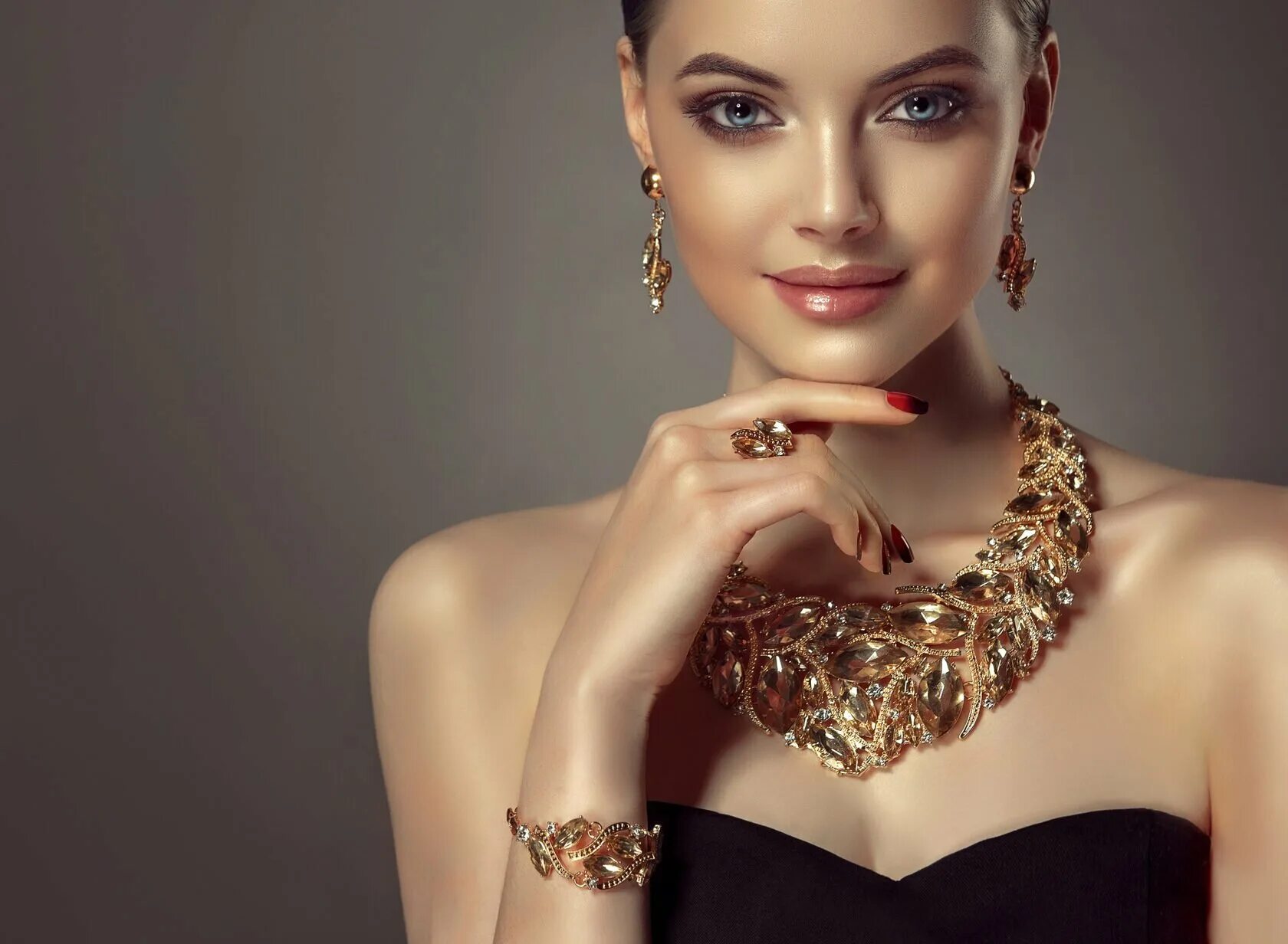 Красивые фото для рекламы. Sofia Zhuravetc Jewelry. Девушка в украшениях. Девушка в золотых украшениях. Ювелирные украшения на девушке.