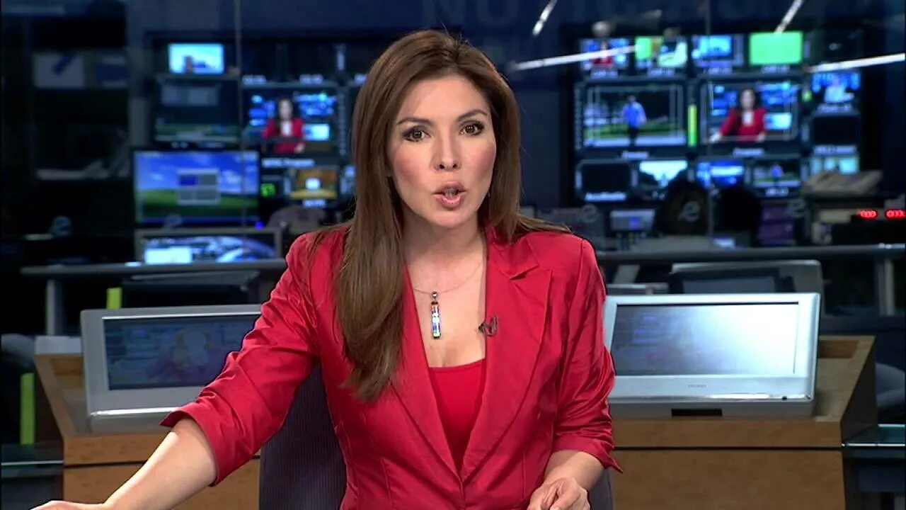 Telediario старые выпуски. Служба новостей сша. Russia today телеканал. Служба новостей сша. Журналистка 1+1.