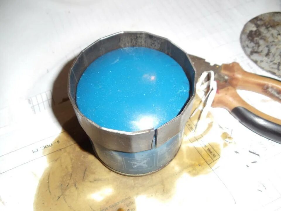 Самодельный масляный фильтр. Ключ для откручивания масляного фильтра на Хендай Солярис. Открутить масляный фильтр. Отворачиваем съемником масляный фильтр. Открутить масляный фильтр Суперб 2014.
