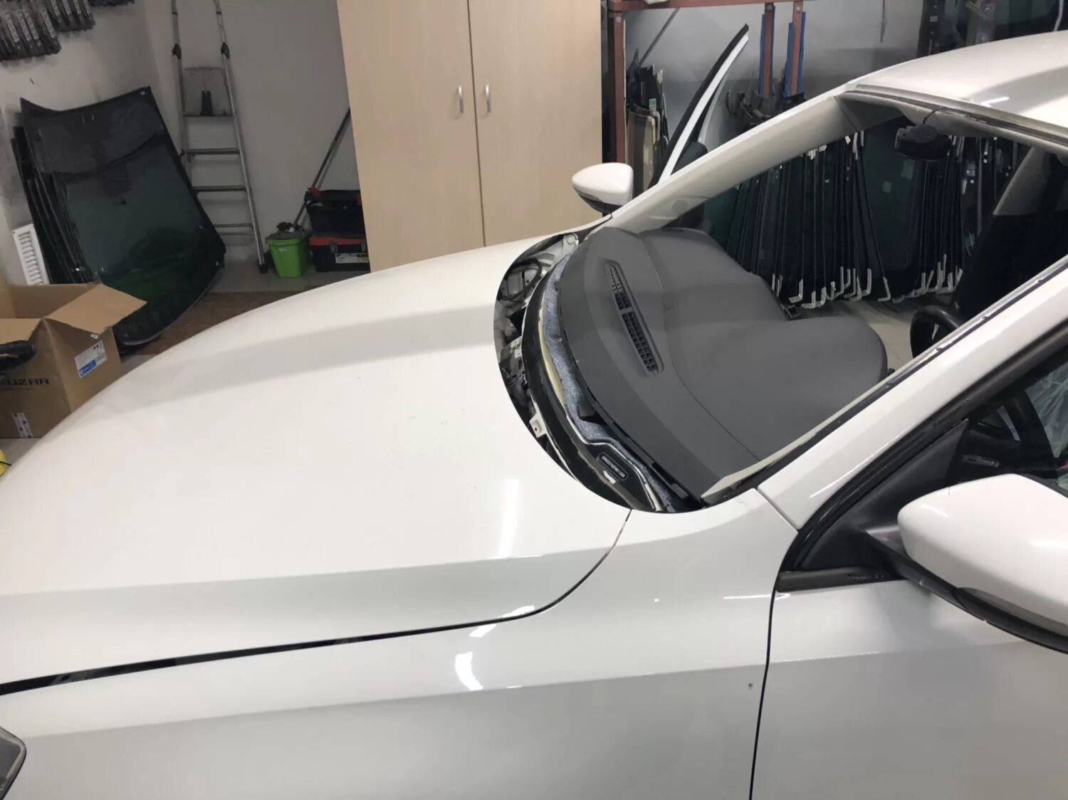 Стекло лобовое vw jetta 6. Лобовое стекло volkswagen jetta 6. Замена стекла джетта 6. Джетта 6 лобовое стекло. Фольксваген джетта дефлектор лобового стекла.