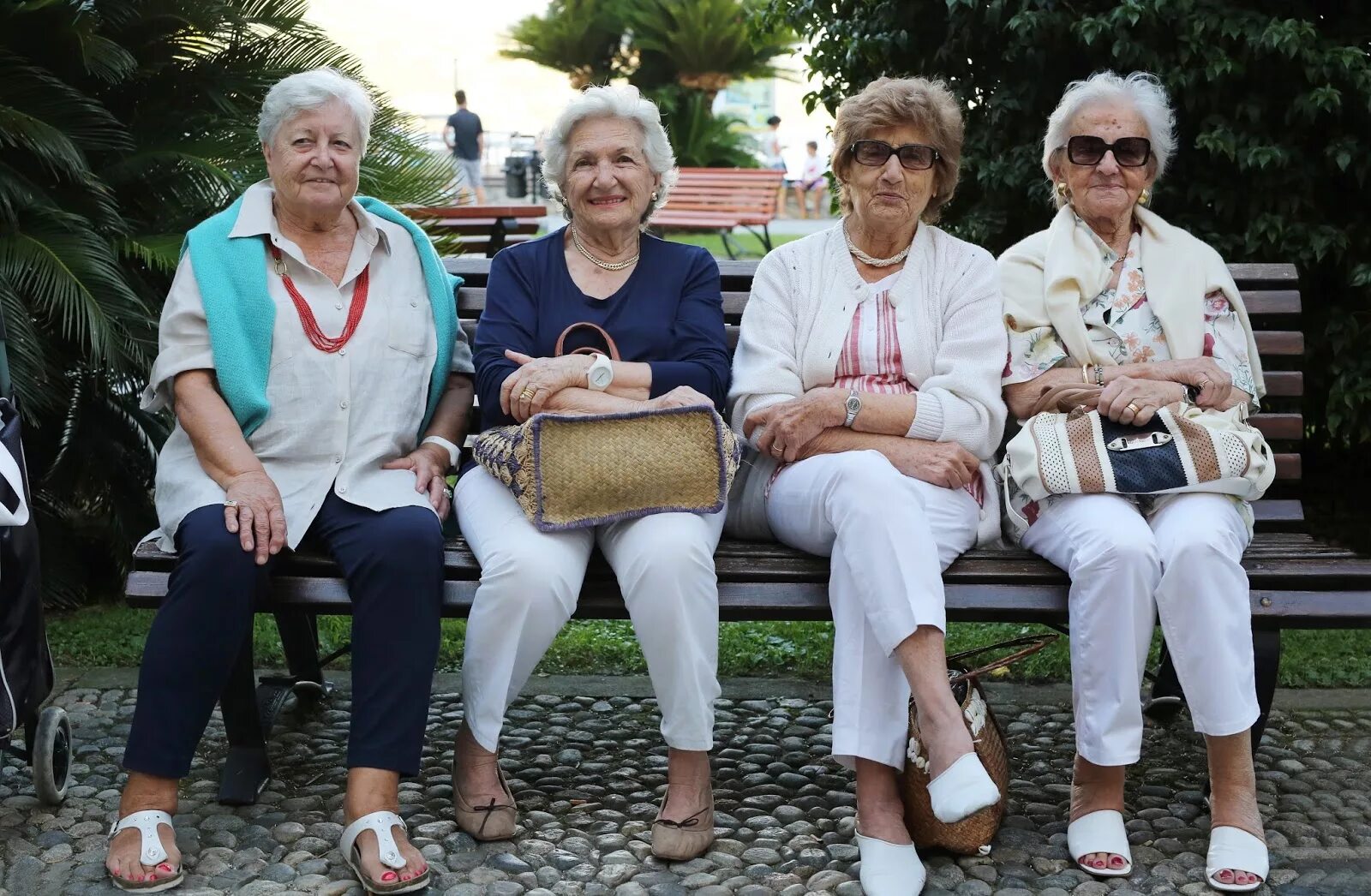 Бабушки тройничек. Современная бабушка. Американские бабушки. Пенсионеры в Испании. Пожилая женщина.