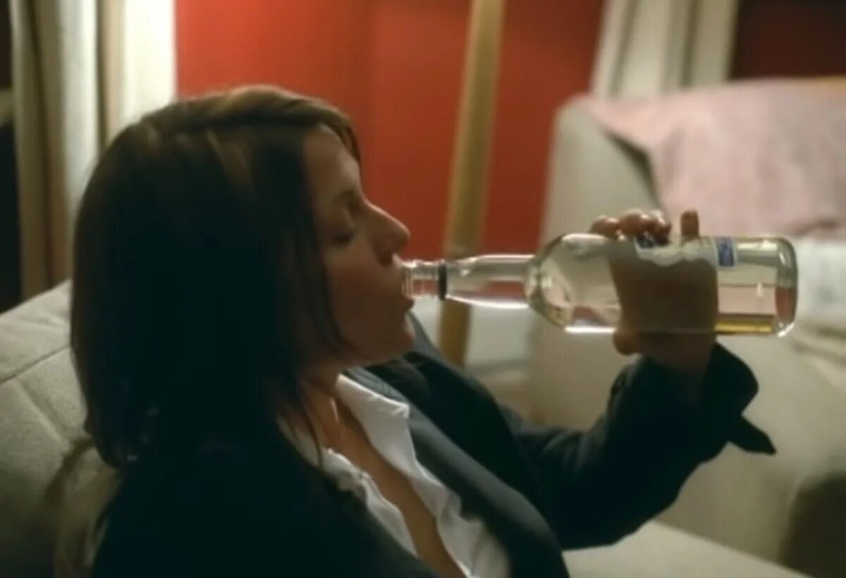 Девушка пьет на фоне парней. Девочка пьет воду стоковое видео. Девушка пьет водку. Клип девушка пьет. Клип девушка пьет.