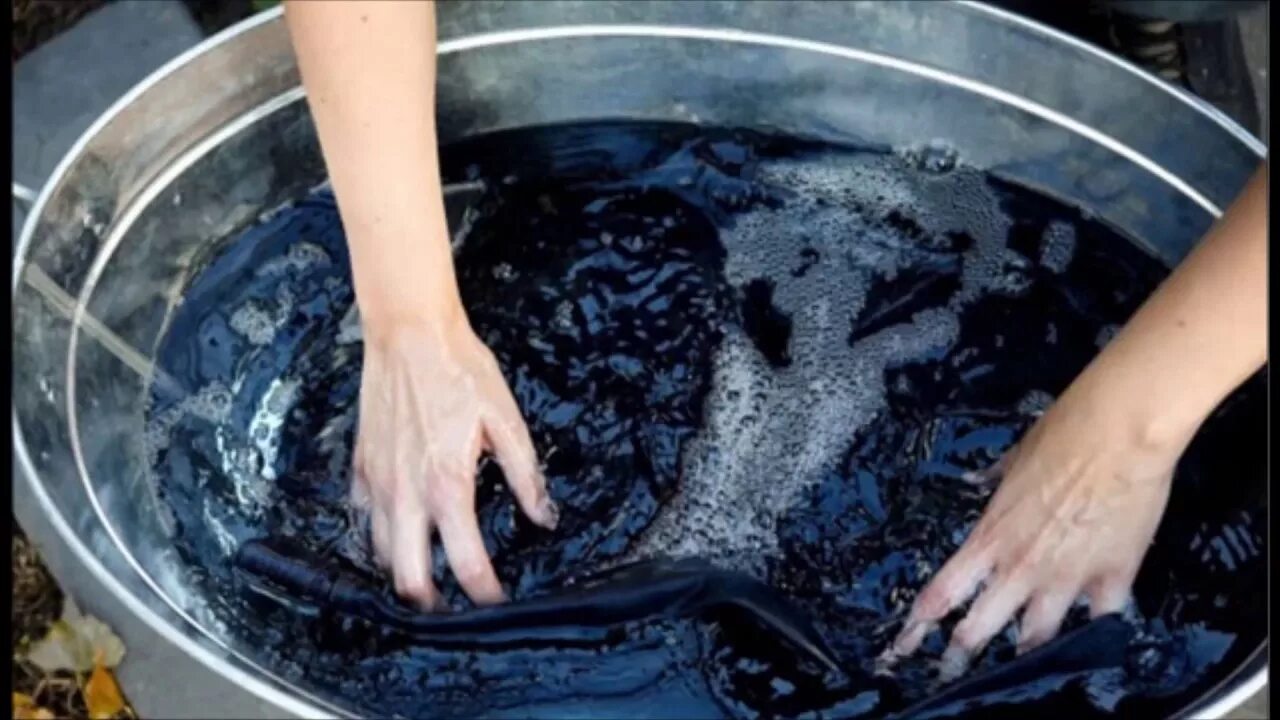 Стирка темного белья. Джинсы стирка в стиральной машине. Stone washing jeans. Черные хлопья в стиральной машине после стирки. Джинсы в стиральной машине.