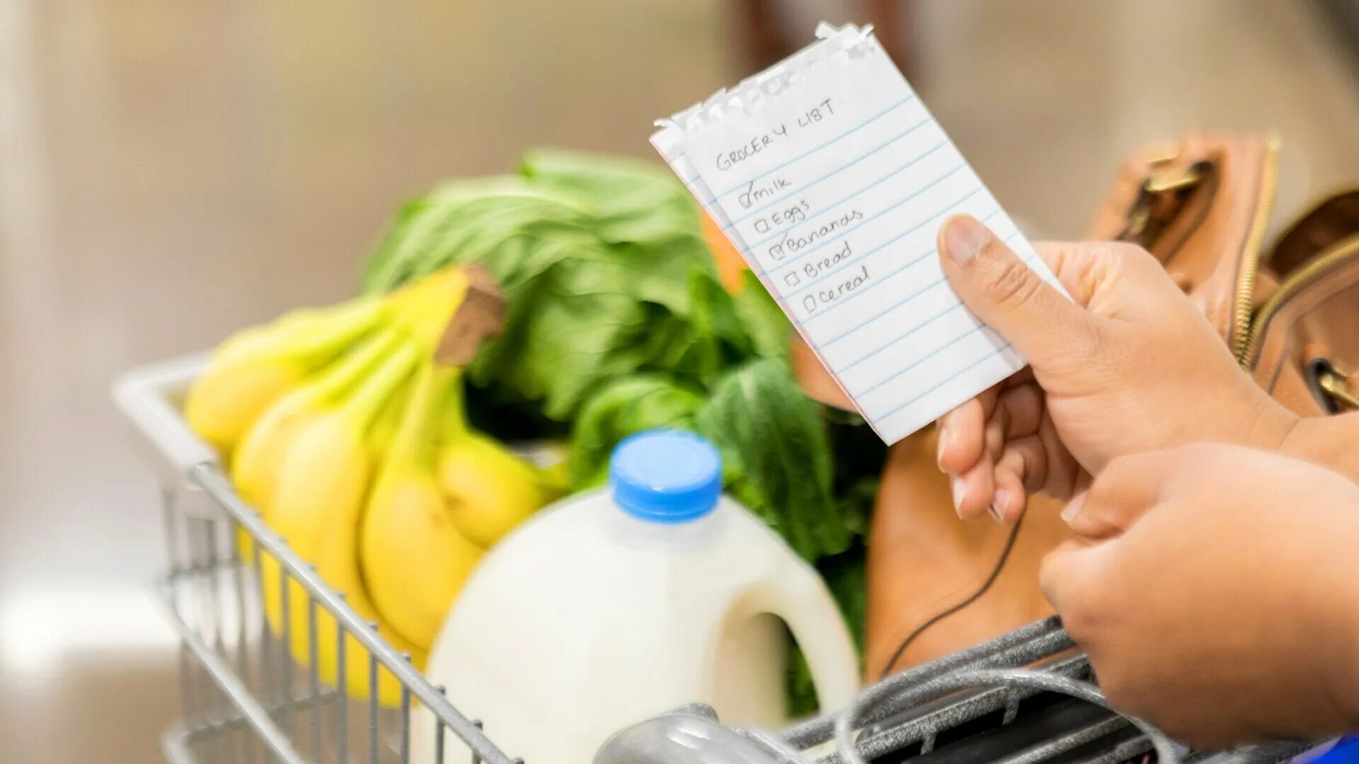 На продуктах можно с помощью. Список покупок. Планирование покупок. Покупки по списку. Человек со списком покупок.