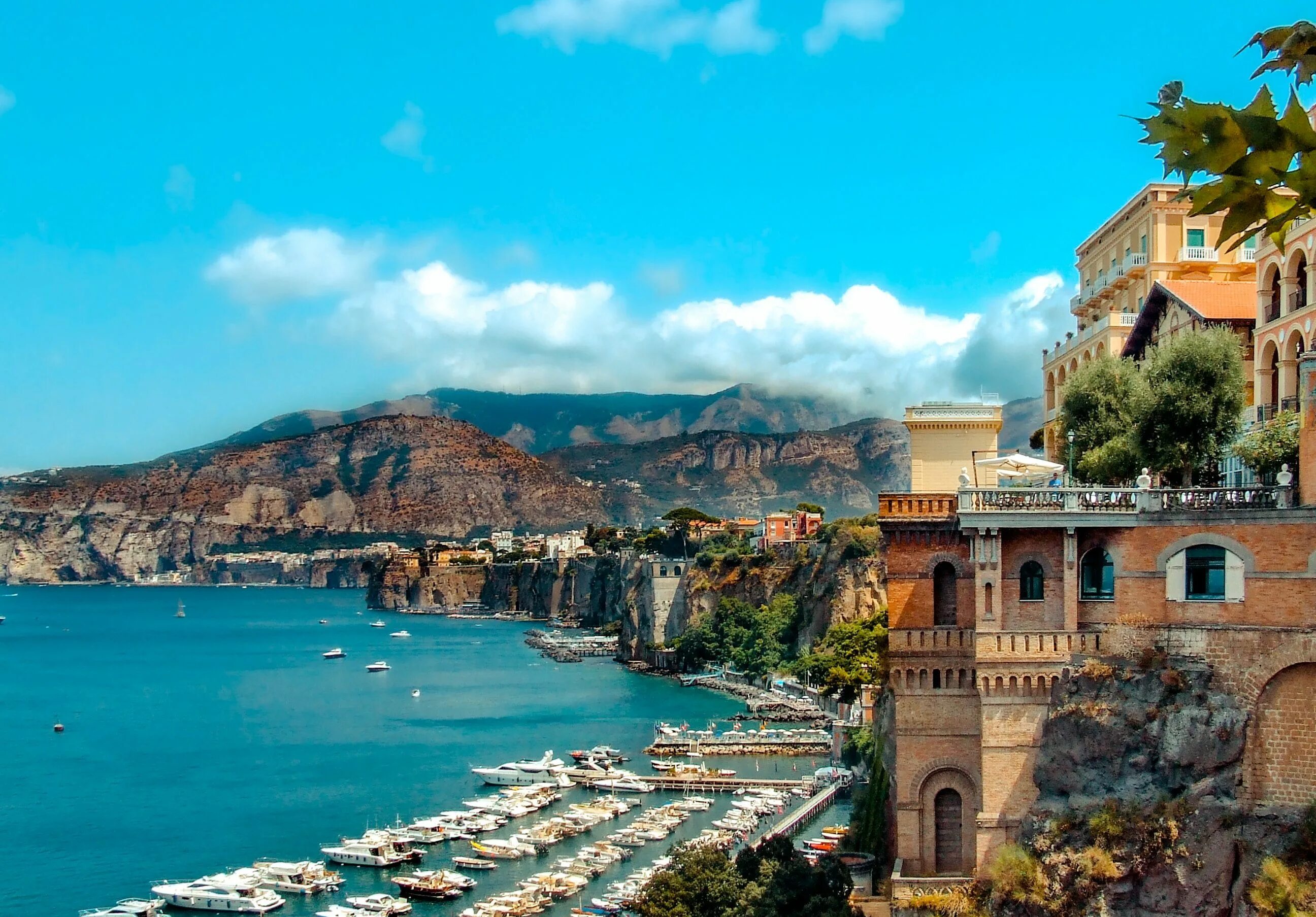 Неаполь порт. Город неаполь италия. Neapol boutique hotel. Napoli город в италии. Неаполь жилые дома.