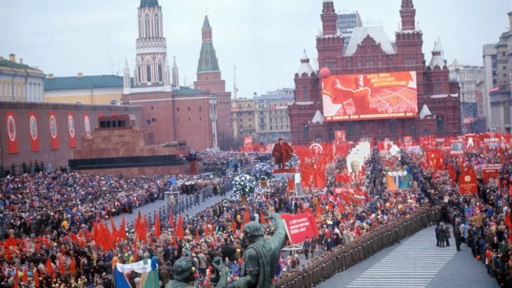 Парад 1 мая москва. Первомайская демонстрация в СССР. Демонстрация трудящихся 1 мая СССР. Демонстрация 1 мая в СССР. Первомайская демонстрация на красной площади СССР.