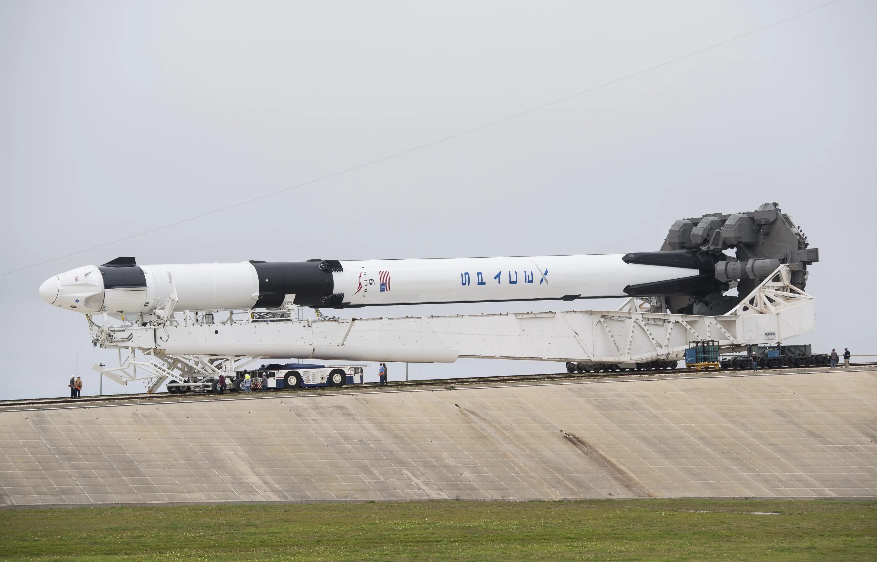 Crew dragon 9. Ракета spacex falcon 9. Крю драгон космический корабль. Пилотируемый корабль crew dragon. Ракета falcon 9.