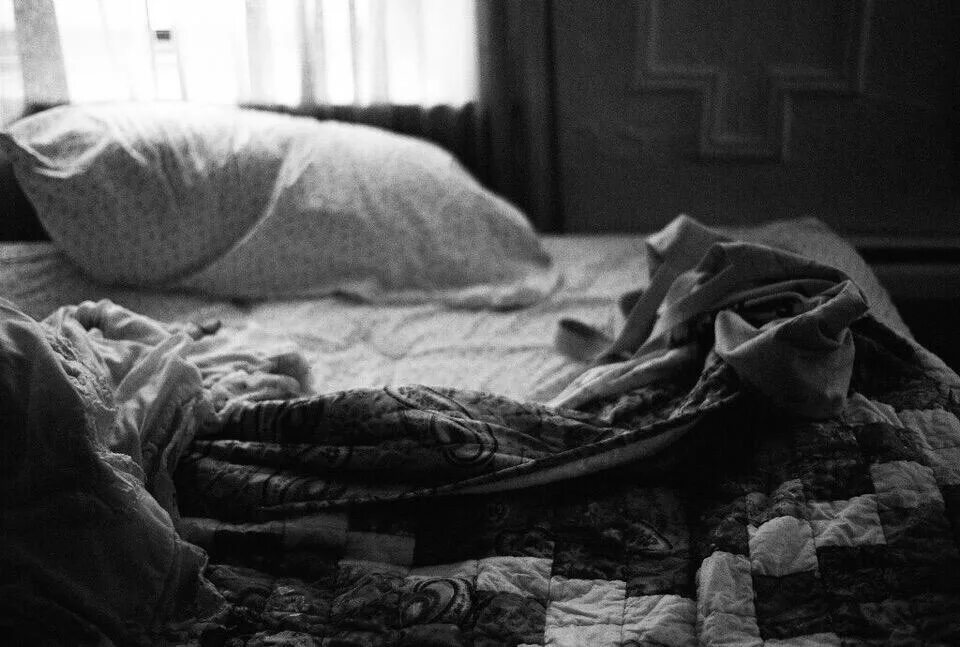 Сон Эстетика. Место под одеялом. Одеяло в заброшенном доме. Дом под одеялом. Сон в доме на улице