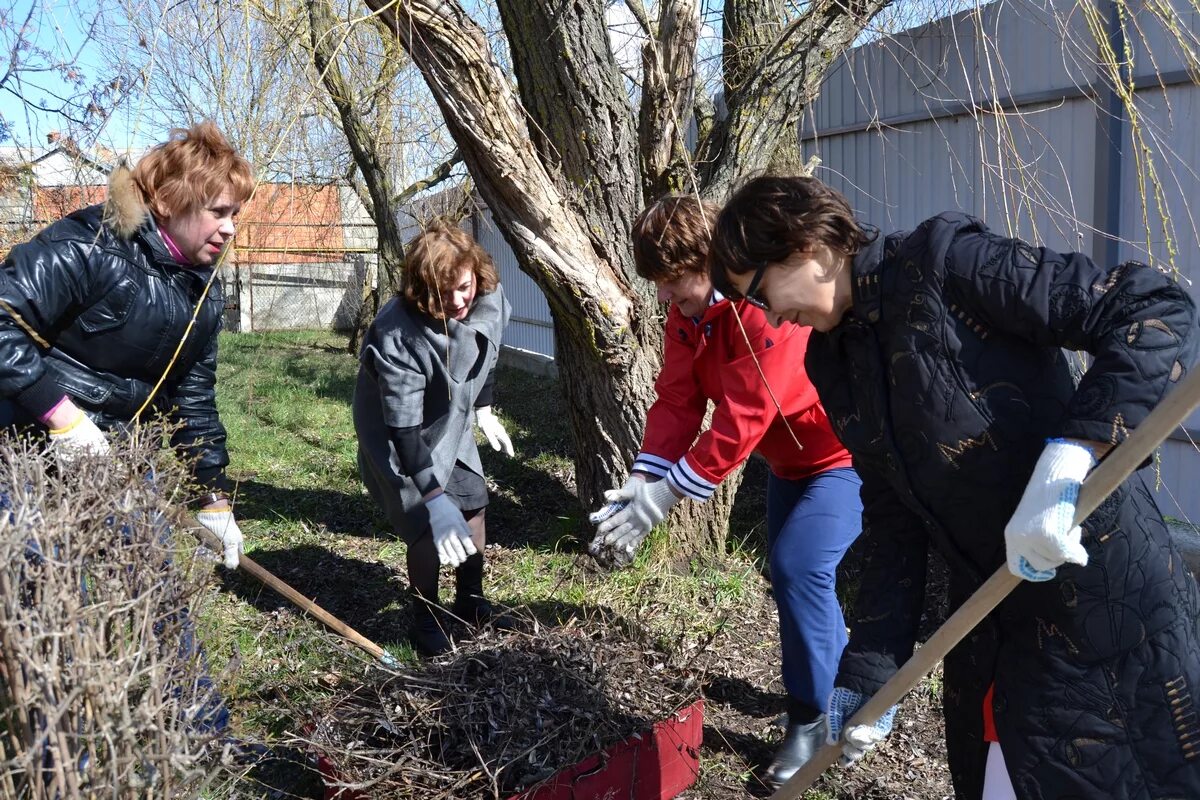 Девушки на субботнике. Все на субботник. Месячник по благоустройству. Субботник в 2024 году какого числа. Субботник в колледже 2022.