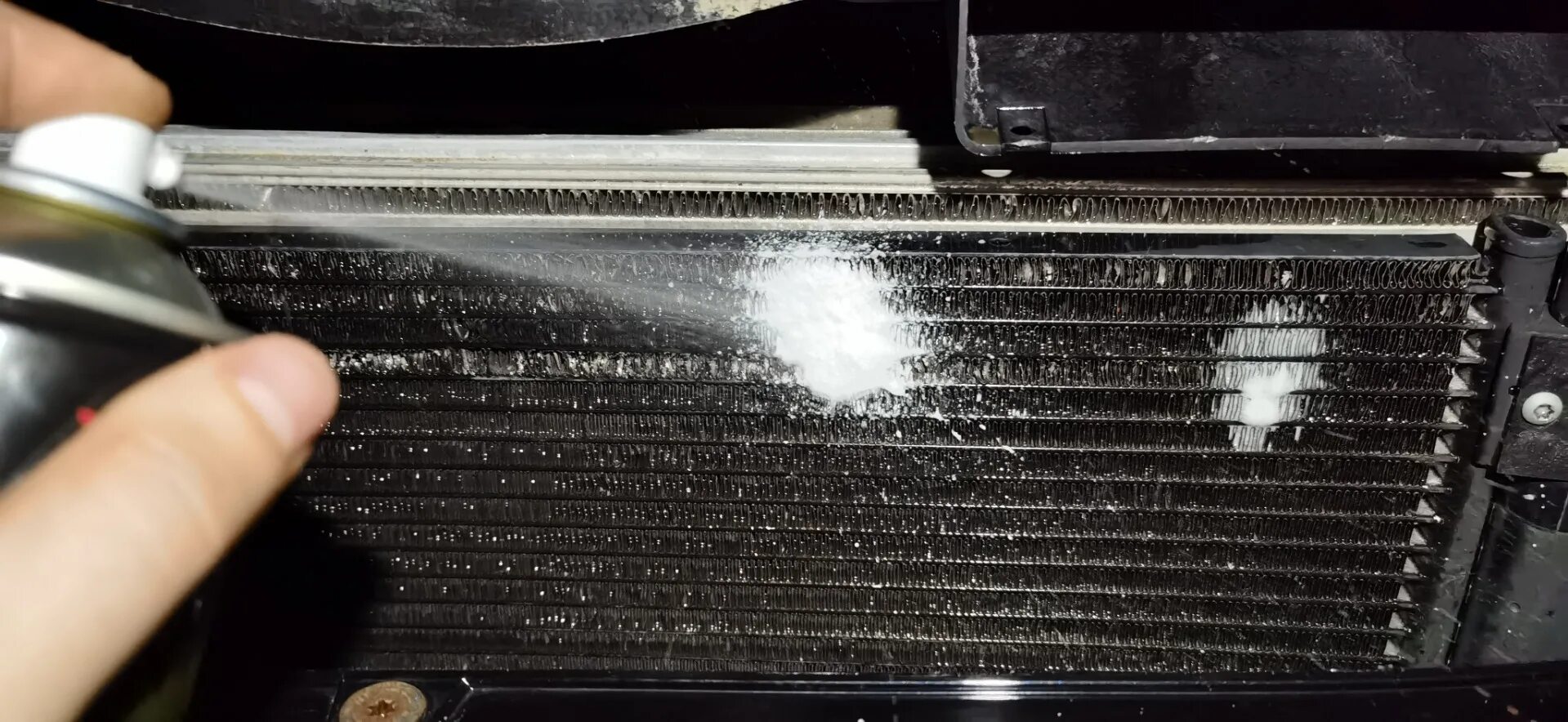 Чистка радиатора авто. Прочистить соты радиатора. Мойка радиатора калина 2. Мойка радиатора автомобиля. Мойка радиаторов солярис 2012.