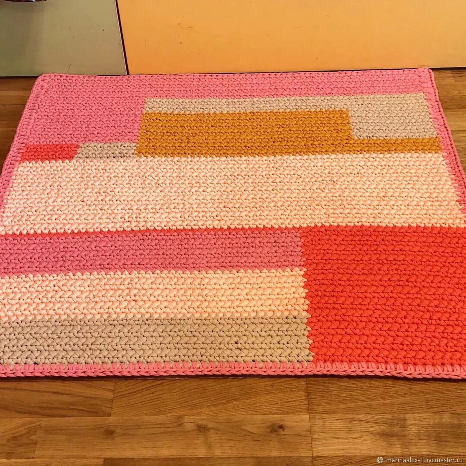 Коврик прямлугол ныйиз трикотажной пряжи. Ковер из трикотажной пряжи. Ковер из трикотажной пряжи прямоугольный. Прямоугольный коврик из трикотажной пряжи. Коврик из трикотажной пряжи.
