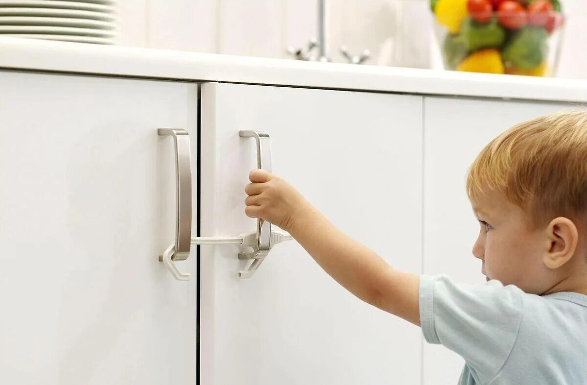Защитить смочь. Ребенок открывает шкаф. Безопасный дом для ребенка. Защита от детей на кухне. Безопасность на кухне для детей.