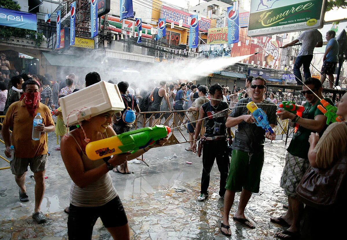 сонгкран это такой мокрый фестиваль. сонгкран в тайланде. сонгкран будда. стиль сонгкран вот. сонгкран.