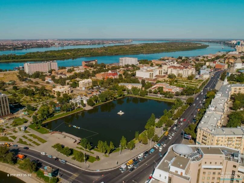 Город астрахань расположена. Астрахань набережная вид сверху. астрахань с высоты птичьего полета. городской округ город астрахань. город астрахань сверху.