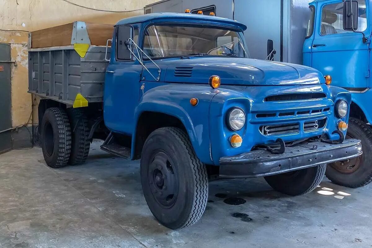 Зил ммз 4502. Грузовик зил 130. Зил-130 грузовой автомобиль. Зил 130 мм 130. Грузовик зил 130 самосвал.