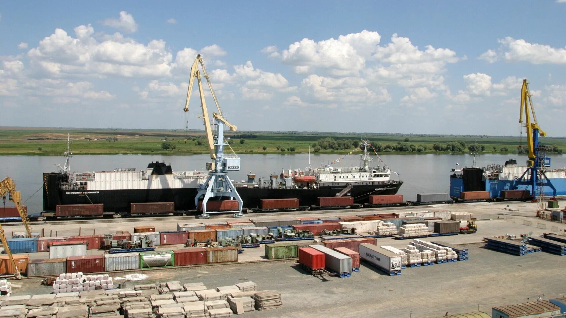 Порт астрахани сайт. Порт Оля Астраханская область. Морской торговый порт Оля. Астраханский морской порт, Астрахань. Морской торговый порт Оля Астрахань.