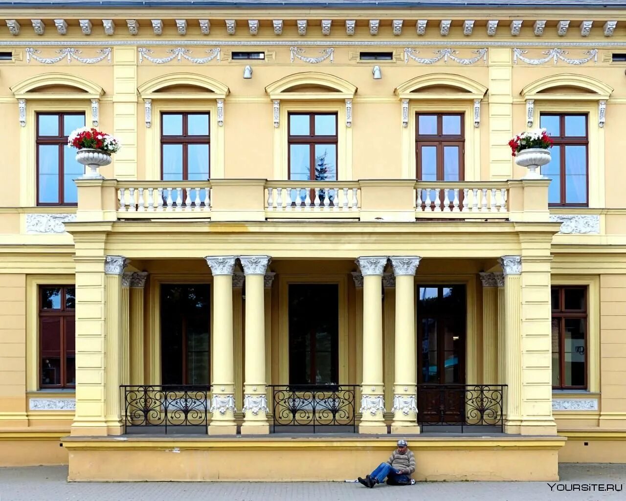 Фасады зданий москвы. Старый фонд фасад санкт-петербурга. Здание московской городской думы. Доходный дом м. Улица остоженка.