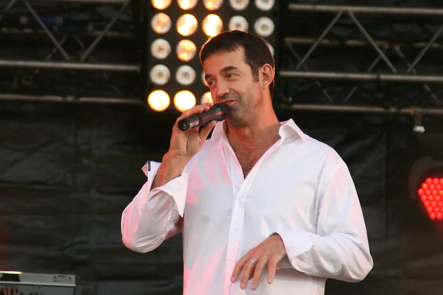 певцов поет. последний певец. сережа лазарев. нилетто 2021. джон батист грэмми.