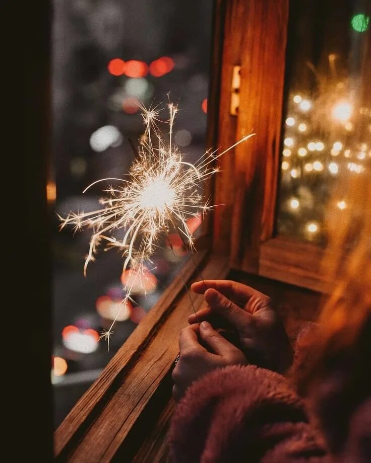 Люси флеминг. Садаюки мизогучи. Люди с бенгальскими огнями новый год. Волшебство утра. Девушка в снегу.