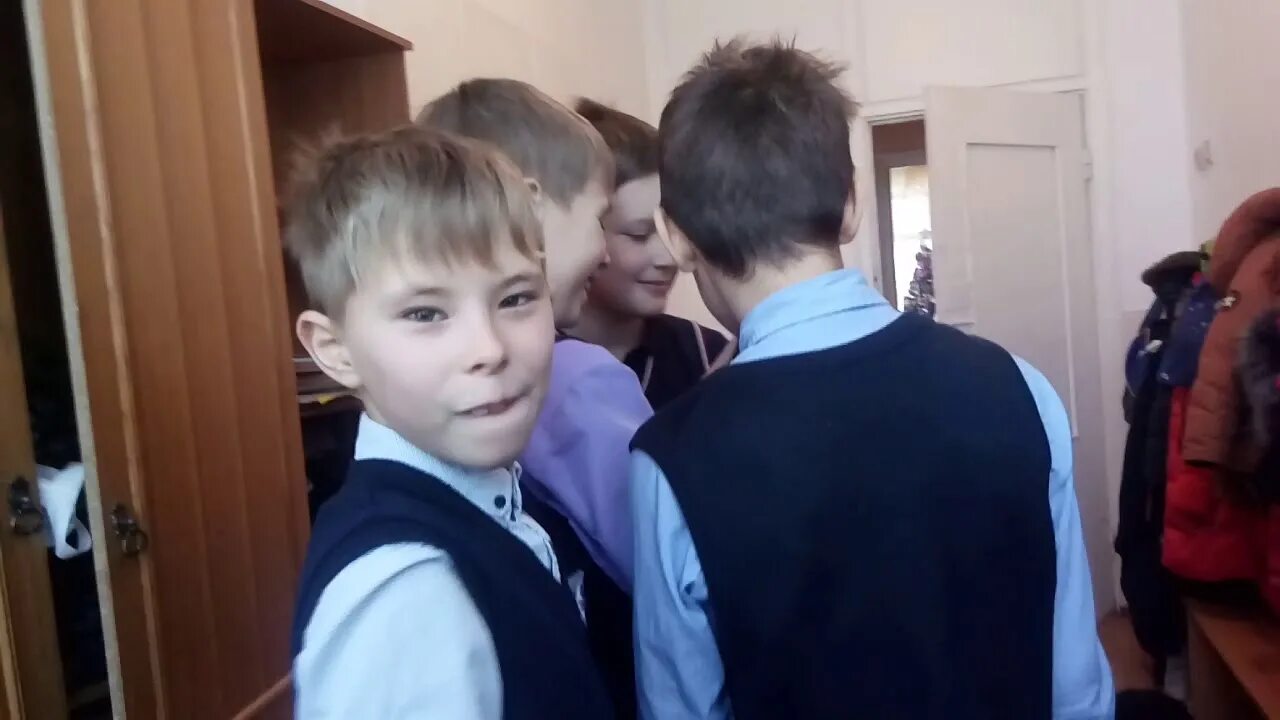 Мальчики в школьных раздевалках