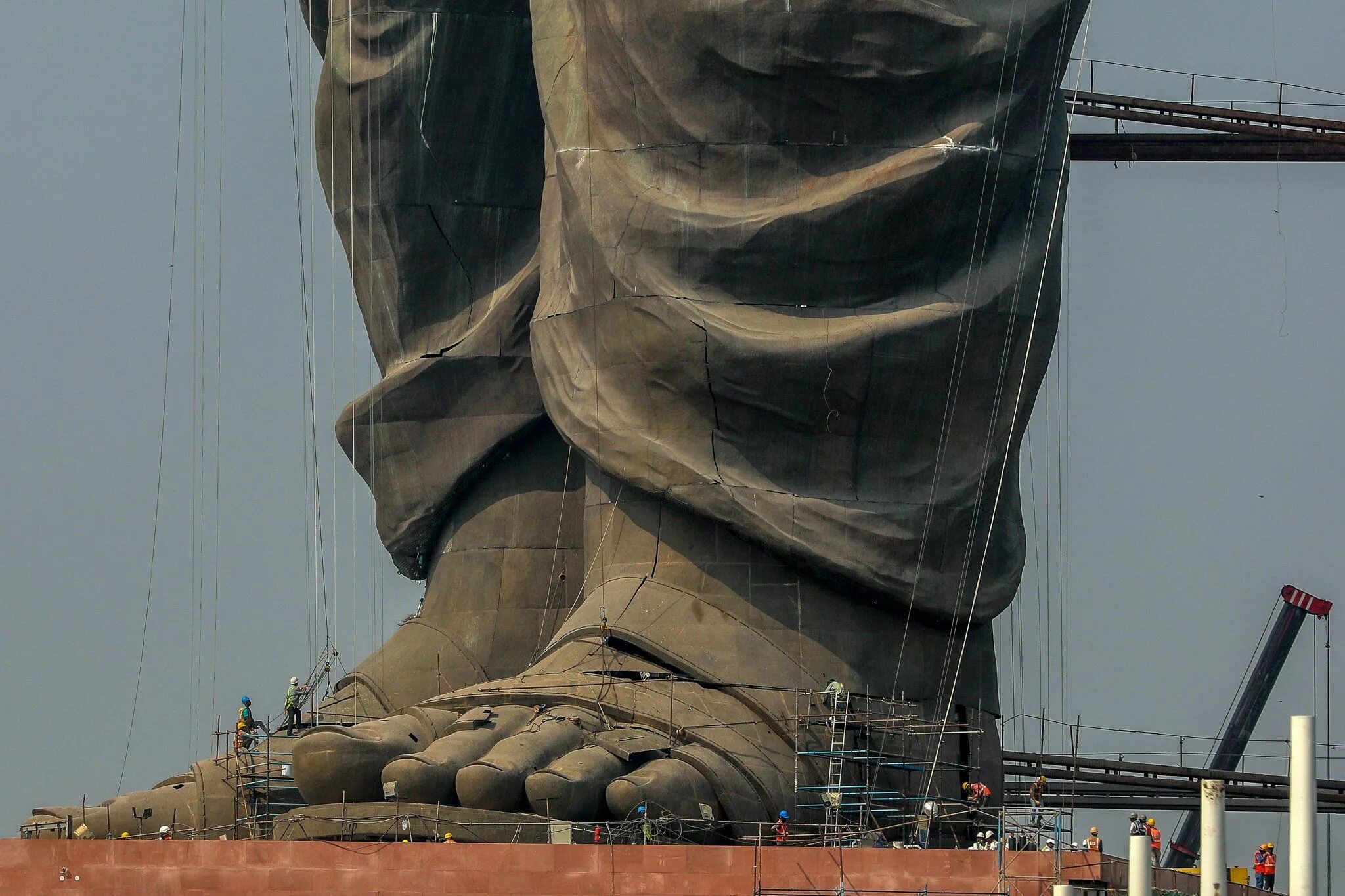 Огромный держаться. Статуя единства Валлабхаи Патель. Статуя в Индии 182 м. Статуя единства Гуджарат. Статуя единства — статуя Валлабхаи Пателя.