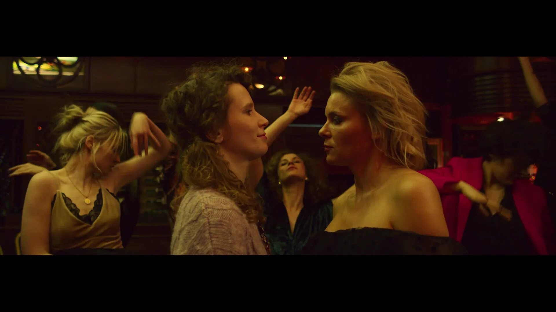 клип монеточки у мамы есть секрет. клип монеточки у мамы есть секрет. монеточка сейчас 2023. монеточка падать в грязь. монеточка брат.