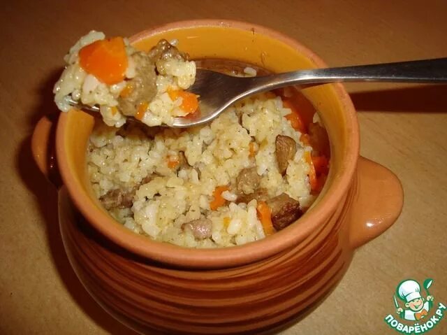 Капуста с мясом в горшочке. Рис свинина в горшочке. Рис свинина в горшочке. Мясо с грибами в горшочках. Плов в горшочках в духовке.