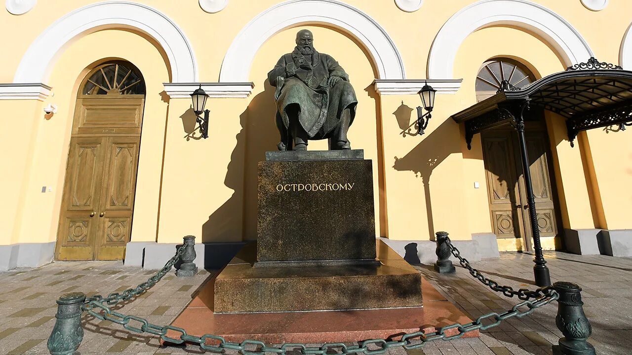 Новый памятник в Москве. Ефросинья Московская памятник. В Москве поставили памятник. Статуя Лермонтова в Малом театре.