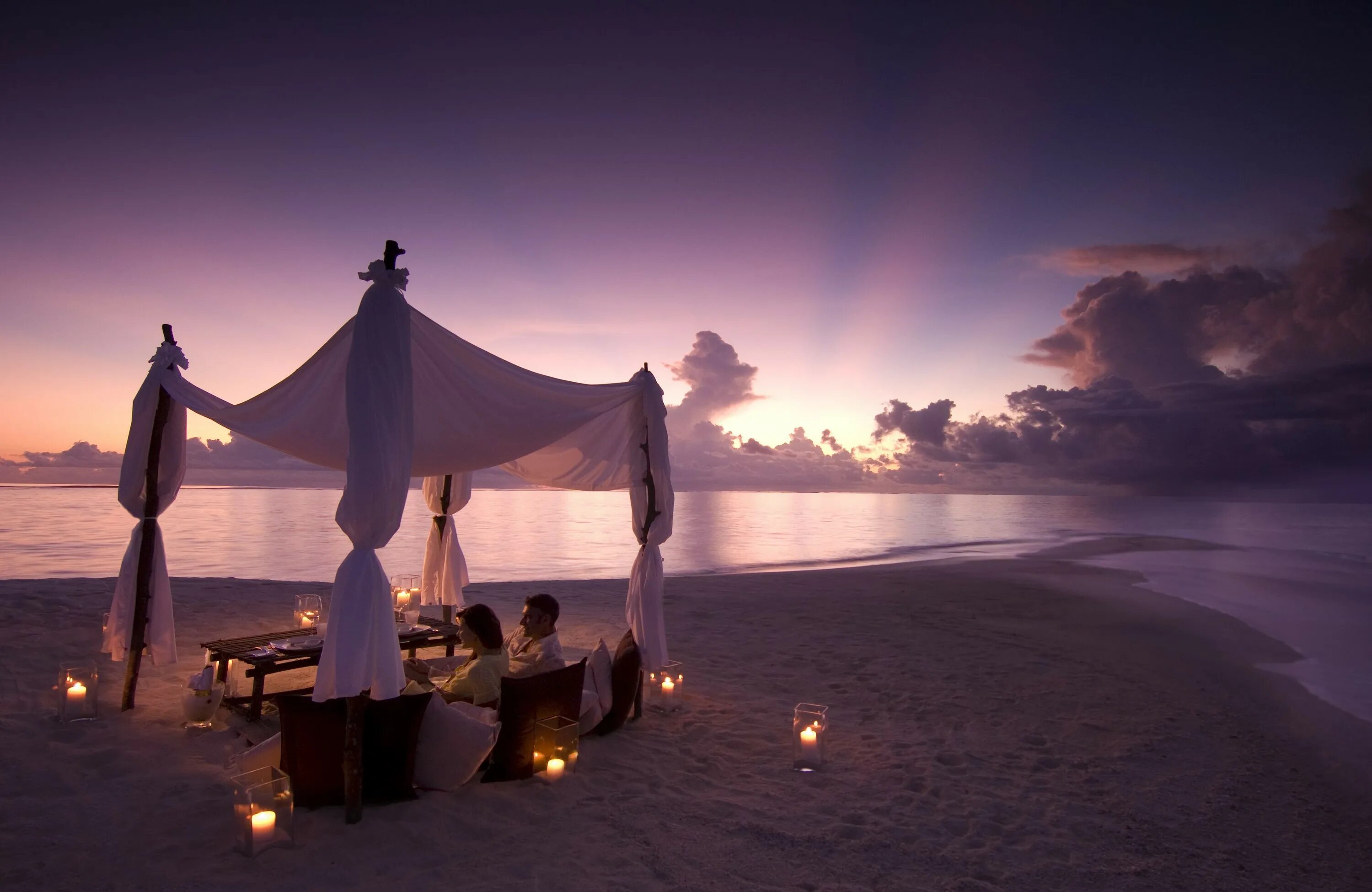 Красивый романтик. Шатер для пляжа. Ужин на берегу моря. Вечер на море. Романтичные картинки.