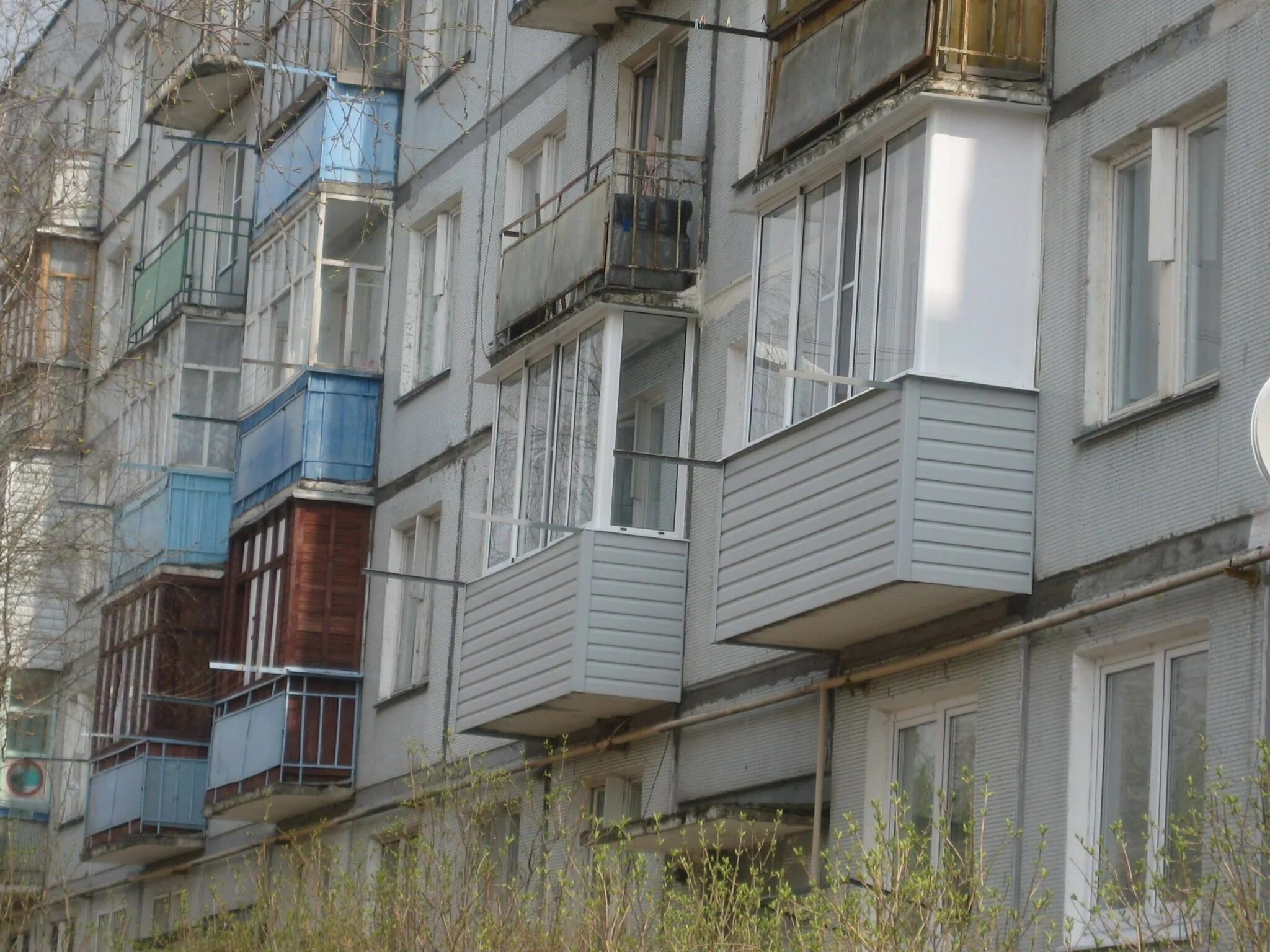 Старый балкон. Балконы в хрущевках. Дом с балконами многоэтажный. Балкон снаружи. Балконы в хрущевках.
