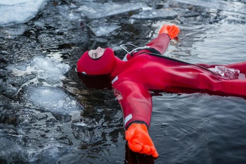 Айс флоатинг териберка. Айс флоатинг. айс флоатинг костюм. ice floating мурманск. айс флоатинг териберке.