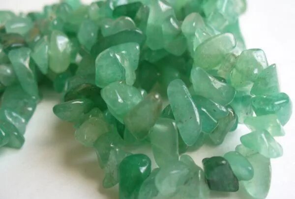 грин дорлинг камень зелёный. зелёный самоцвет хризопраз. светло зеленый самоцвет. грин дорлинг камень зелёный. изумрудный берилл что это.