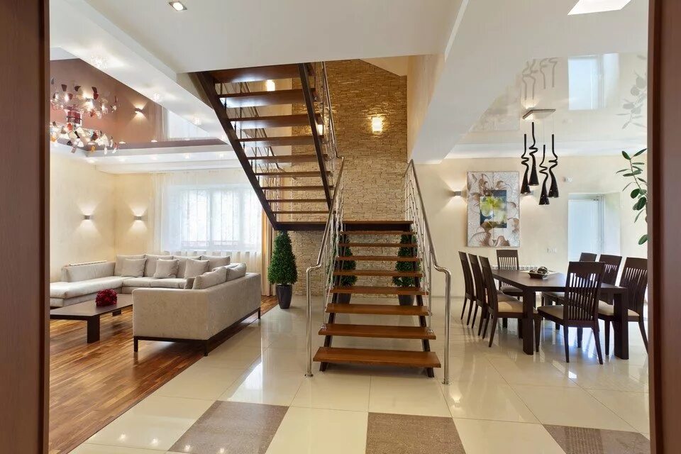 Хочу на 1 этаж. Гостиная с кухней и лестницей в частном. Интерьер двухэтажного дома. Кухня гостиная с лестницей на второй этаж. Гостиная с лестницей на второй этаж.